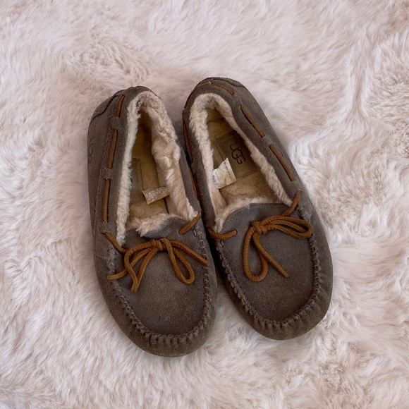 UGG gray Suede Moccasin Slippers size 5 pre owned - Picture 1 of 12